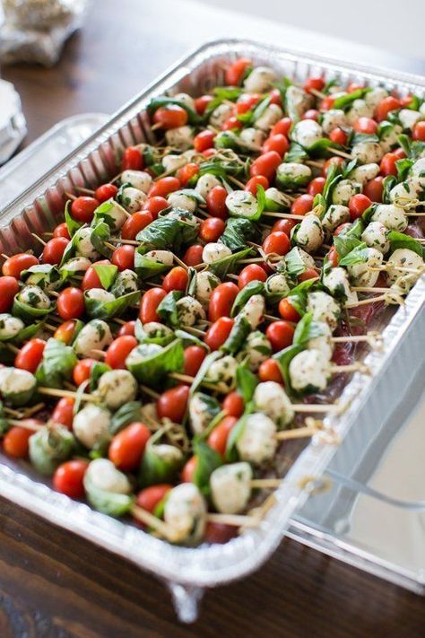 How I Calculated the Amount of Food Needed to Feed 200 People at a DIY Wedding Reception Wedding Reception Food Appetizers, Katering Pernikahan, Diy Wedding Food, Fest Mad, Wedding Appetizers, Food Bars, Diy Wedding Reception, Reception Food, Wedding Reception Food