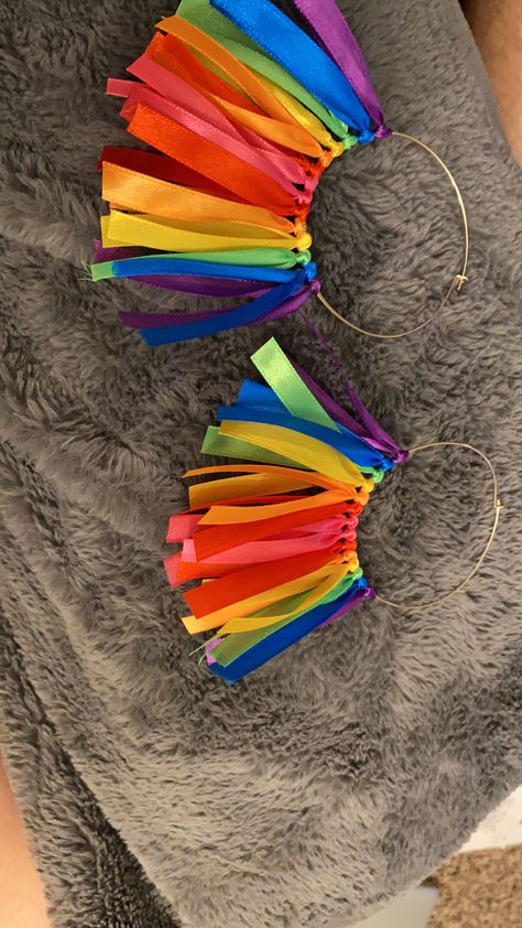 Pride Shirts Diy, Diy Festival Accessories, Festival Diy Outfit, Pride Accessories Diy, Rainbow Earrings Diy, Carnival Jewellery, Outfits Carnavaleros, Diy Pride Outfit, Rainbow Costume Diy