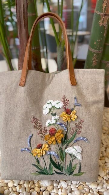 Fleece Sewing Projects, Decorated Tote Bags, Handbag Embroidery, Jute Handbags, Silk Ribbon Embroidery Patterns, Embroidery Purse, Cotton Handbag, Diy Bag Designs, Hand Embroidery Patterns Flowers