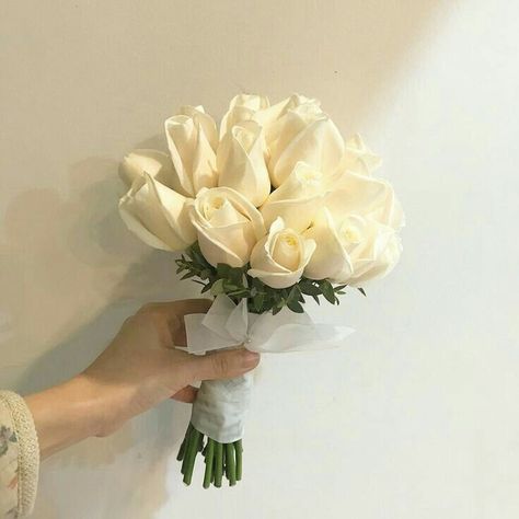 White Rose Bridal Bouquet, Hanging Wedding Decorations, Night Time Wedding, White Rose Bouquet, Love Quotes For Wedding, Rose Bridal Bouquet, Bridal Bouquet Flowers, Boquette Flowers, Simple Centerpieces