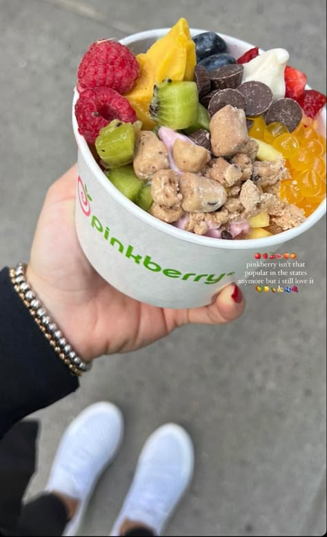 Pinkberry Aesthetic, Frozen Yougart Aesthetic, Frozen Yogurt With Fruit, Froyo Shop Aesthetic, Frozen Yogurt Ideas, Frozen Yoghurt Aesthetic, Yogurt Aestethic, Froyo Aesthetics, Yogurt Aesthetics