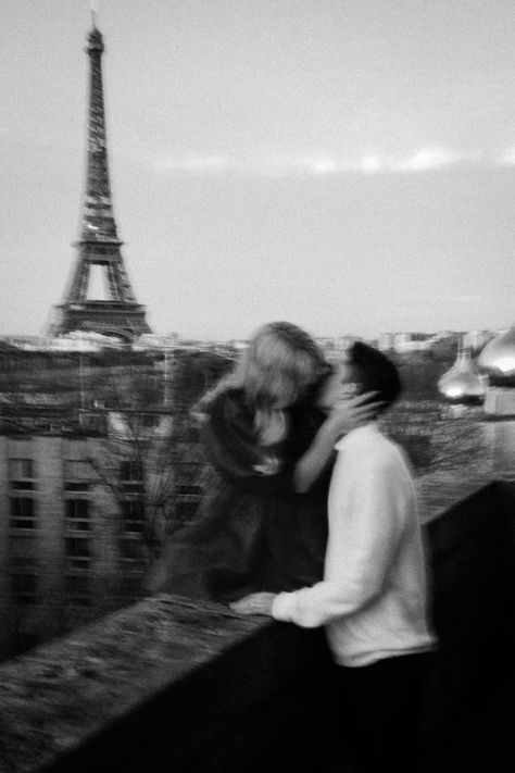 Aethstetic Couple, Eiffel Tower Proposal, Eiffel Tower Photoshoot, Ensemble Couple, Couples Aethstetic, Couples Wallpaper, Couples Pfp, Goal Couple, Paris Engagement Photos