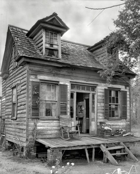 Shorpy Historical Picture Archive :: Open House: 1936 high-resolution photo Old Abandoned Buildings, Urban Exploring, Old Abandoned Houses, George Town, Abandoned House, Black And White Photograph, Abandoned Mansions, Old Farm Houses, Haunted Places