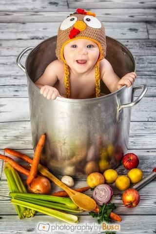 Five great poses for showing what you're most grateful for this Thanksgiving. Fall Baby Pictures, Photo Bb, Foto Kids, Thanksgiving Photos, Foto Newborn, Thanksgiving Pictures, Baby Calendar, Baby Photoshoot Boy, Thanksgiving Baby