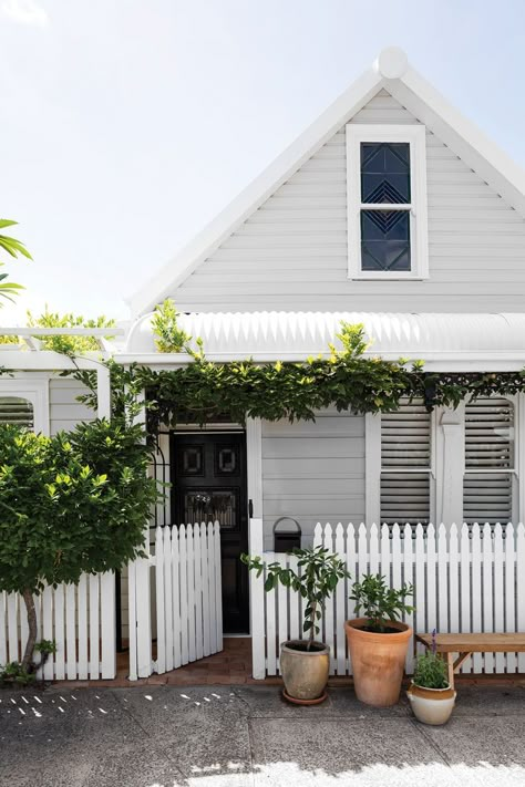 Contemporary Colonial, Weatherboard House, Mcm House, Wild Garden, Cottage Exterior, White Cottage, Coastal Farmhouse, Australian Homes, English Translation