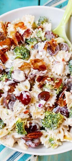 Pasta Salad With Grapes, Spicy Couscous, Low Carb Veggie, Salad With Grapes, Broccoli Bacon, Resep Pasta, Resep Salad, Best Pasta Salad, Cold Pasta