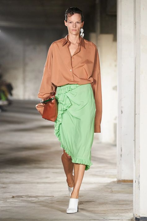 Dries Van Noten Spring 2023 Ready-to-Wear Fashion Show | Vogue Spring 2023 Ready To Wear, Fashion Runway Show, 2023 Ready To Wear, Runway Trends, Spring 2023, Dries Van Noten, Green Skirt, Primavera Estate, New York Fashion Week