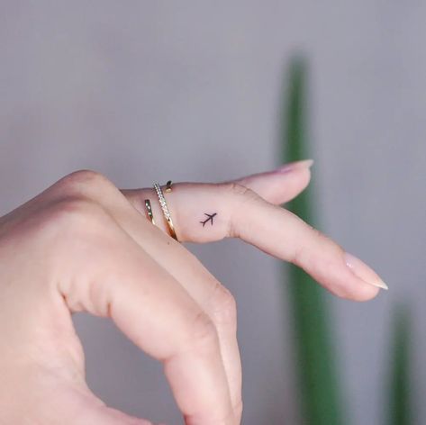 Herz Tattoo Klein, Inside Finger Tattoos, Inner Finger Tattoo, Finger Tattoo Ideas, Travel Tattoo Small, Plane Tattoo, Tato Minimal, Cute Finger Tattoos, Tato Jari