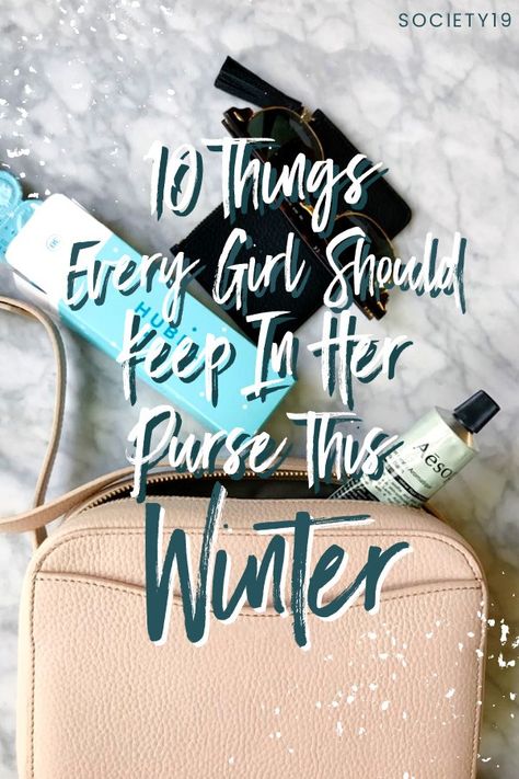 With winter quickly approaching, it's important to be prepared for the cold weather and keep certain things in your purse! Check out these 10 things every girl should keep in her purse!    10 Things Every Girl Should Keep In Her Purse This Winter - Society19    #winteressentials #winterfashion What To Keep In A Purse, Stuff To Keep In Your Purse, Winter Bag Essentials, Backpack Purse Essentials, To Go Bag Essentials, Purse Emergency Kit For Women, Purse Necessities List, Things To Keep In Purse, Things To Carry In Your Purse