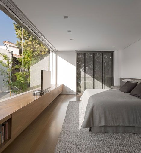 Dormitorio de matrimonio, sencillez. Casa k by studio arthur casas Feng Shui Bed, Bedroom Window Design, Minimal Interior Design, House Studio, Bedroom Window, Bedroom Windows, Minimalism Interior, Window Design, Beautiful Bedrooms