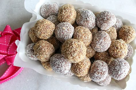 Baileys Balls Recipe, Condensed Milk Recipes Easy, Caramel Mud Cake, Chocolate Caramel Slice, Passion Fruit Cake, Alcoholic Treats, Christmas Sweet Treats, Chocolate Slice, Mini Cheesecake Recipes