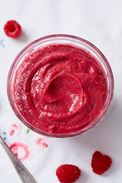 How to Make a Raspberry Curd Recipe Peanut Butter Ice Cream Sauce, Berry Curd, Cherry Curd, Easy Raspberry Jam, Curd Recipes, Raspberry Curd, Raspberry Bread, Fruit Curd, Raspberry Puree