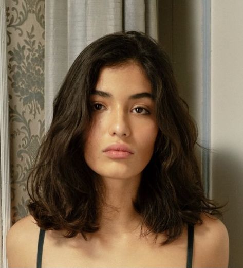 Volume Haircut 2023, Brunette Haircut Aesthetic, Medium Short Hair Wavy, Short Hair Curl Ideas, Short Thick Brunette Hair, Long Bob Frizzy Hair, Wavy Hair Collarbone Length, Mid Length Hair With Layers Unstyled, Shoulder Length Bob Wavy Hair