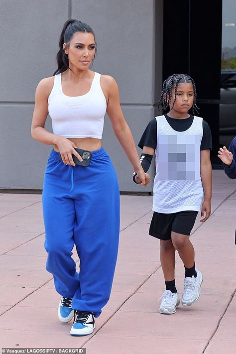 Kim Kardashian Sweatpants Outfit, Kim Kardashian Style Casual, Basketball Mom Outfit, Outfits For Short Girls, Kardashian Casual Outfit, Crop Top And Sweats, Kardashian Style Outfits, Casual Edgy Outfits, Kim Kardashian Outfits