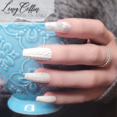 White Sweater Nails Acrylic, Christmas Nails Simple Classy White, Christmas Nails Gold And White, Grey Sweater Nails, Nude Sweater Nails, White And Silver Christmas Nails, White Sweater Nails, Ski Nails, Winter Sweater Nails