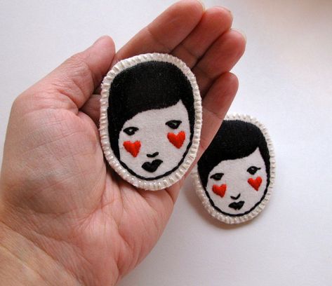 Hearts Black And White, Face Brooch, Embroidered Jewelry, Embroidered Brooch, Embroidery Tshirt, Jewelry Brooch, Embroidery Sweatshirt, Simple Embroidery, Felt Christmas Ornaments