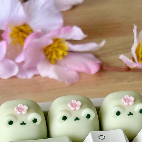 @lavenderbeecaps Cute Key Caps, Custom Key Caps, Polymer Keycaps, Polymer Clay Keycaps, Clay Keycaps, Cute Keycaps, Keyboard Caps, Tomorrow Monday, Gamer Aesthetic