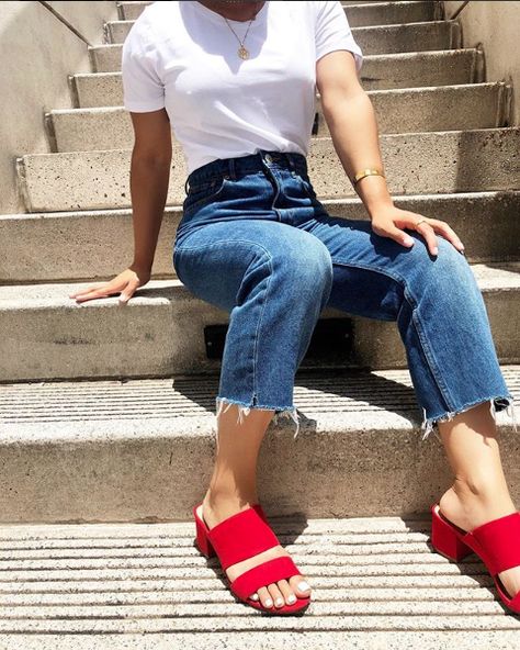 White T-shirt Outfit Ideas Red Sandals Blue Jeans Red Sandals Outfit Summer, Red Sandals Outfit, White T Shirt Outfit, Outfit Ideas Red, T Shirt Outfit Ideas, Boho Ootd, Sandals Outfit Summer, Organic Basics, Outfits Con Jeans