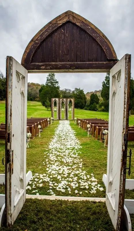 22 Stunning Wedding Aisle Ideas for Your Big Day ... Weding Hair, Wedding Ceremony Ideas, Farm Style, Wedding Aisle, Wedding Wishes, Ceremony Decorations, Outdoor Ceremony, Trendy Wedding, Wedding Arch