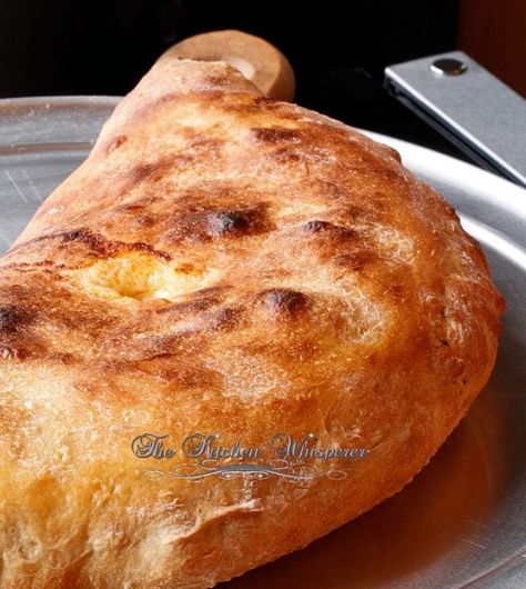 Pizza Calzone Recipe, Calzone Recipe Easy, Homemade Pizza Pockets, Pizza Calzone, Stromboli Recipe, Calzone Recipe, Pizza Roll, Diy Dog Crate, Calzone Pizza