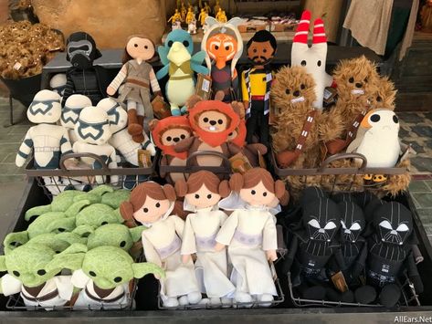 There are a LOT of new shops in Star Wars: Galaxy's Edge at Disneyland. It can be overwhelming! Here are our Top 10 Items We Can't Wait to Buy in Galaxy's Edge! Disneyland Merch, Star Wars Disneyland, Disneyland Gifts, Disneyland Star Wars, Imagenes Aesthetic, Galaxy Edge, Galaxys Edge, Star Wars Merch, Star Wars Galaxy's Edge