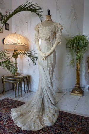 Antique Wedding Gown, Nouveau Fashion, Historical Pics, Antique Dresses, 1900s Fashion, Neo Victorian, Edwardian Dress, Old Dresses, Wedding Gowns Vintage