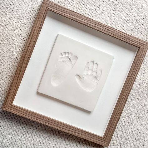 Newborn Keepsake Ideas Diy, Framed Handprints, Diy Baby Keepsakes, Wabi Sabi Nursery, Baby Memory Box Ideas, Box Room Nursery Ideas, Newborn Keepsake Ideas, Newborn Boy Gifts, Baby Keepsake Ideas