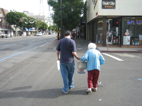 Help an old women across the road Kindness Pictures, Faith In Humanity Restored, Humanity Restored, Make You Cry, Faith In Humanity, Random Acts Of Kindness, Real Man, Men Looks, Helping People