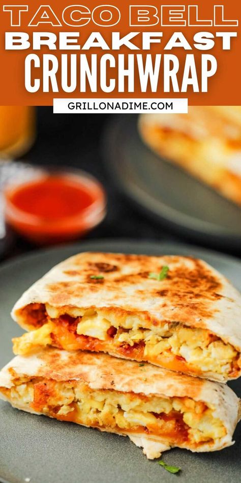 Homemade Taco Bell, Breakfast Wraps Recipes, Taco Bell Breakfast, Breakfast Crunchwrap, Crunchwrap Recipe, Breakfast Tacos Recipe, Taco Bell Recipes, Diy Breakfast, Crunch Wrap