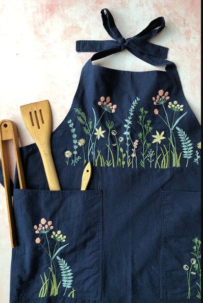 Apron Vintage, Embroidered Apron, Apron With Pockets, Traditional Embroidery, Custom Aprons, Little Kitchen, Womens Aprons, Apron Pockets, Linen Apron