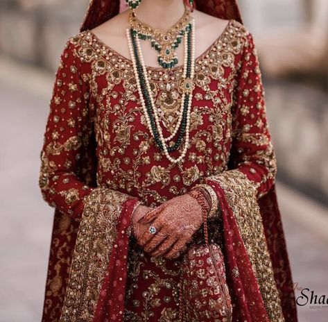 Bridal Outfit, Pakistani Bridal Dresses, Fashion Design Dress, Gold Designs, Dress Inspo, Pakistani Bridal, Design Dress, Bridal Dress, Dress Wedding