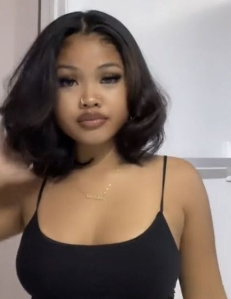 Ryan Destiny Bob, Bob Hairstyles With Bangs Black Women, Bob Inspo Black Women, Bob With Round Face For Women, 90s Fringe Hairstyles, Shoulder Bob Black Women, Ways To Style Short Hair Black Women, 90s Short Hairstyles Black Women, 90s Bob With Curtain Bangs