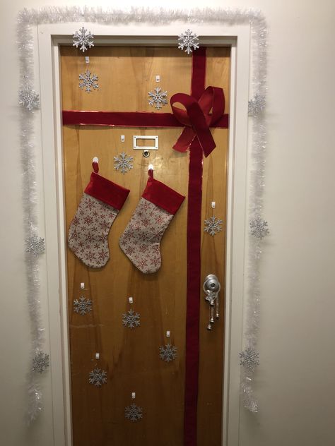 Christmas Door Decorations For Dorm, College Dorm Door Decorations Christmas, Winter Dorm Decor, Christmas Dorm Door Ideas, Holiday Dorm Decor, Christmas Door Apartment, Christmas Dorm Ideas, Christmas Decor For Dorm Room, Dorm Christmas Decor College