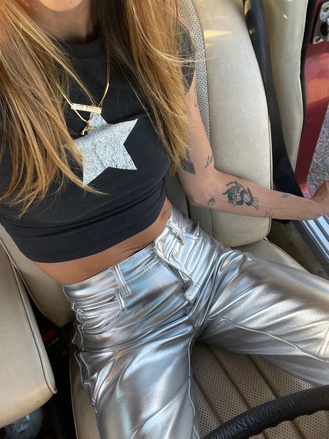 Black White And Silver Outfits, Metallic Jeans Outfit, Metalic Outfits Ideas, Silver Party Outfit, Glow Outfits, Metallic Outfit, Bar Outfits, Silver Outfits, Fiesta Outfit