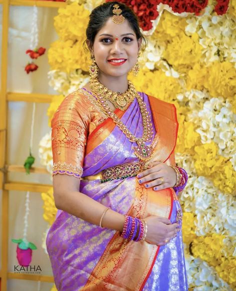 Pattu Sarees For Seemantham, Sreemantham Saree Ideas, Seemantham Makeup Look, Seemantham Hairstyle Ideas, Sreemantham Hairstyle, Srimantham Sarees, Seemantham Hairstyle, Seemantha Decoration, Sreemantham Sarees