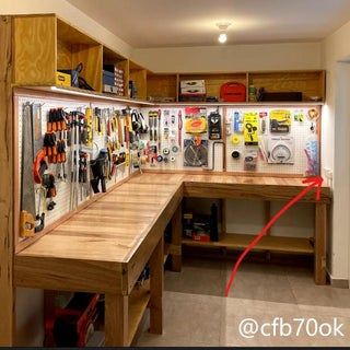 Arbejdsplads Garage, Garage Workbench Plans, Garage Workshop Layout, Garage Storage Inspiration, Garage Workbench, Basement Workshop, Garage Organisation, Storage Shed Organization, Garage Workshop Organization