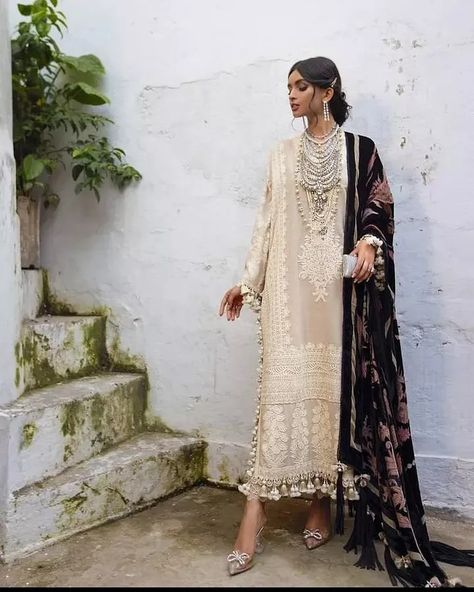 Embroidered Outfit, Pakistan Dress, Asian Bridal Dresses, Pakistani Wedding Outfits, Sana Safinaz, Pakistani Fancy Dresses, Pakistani Dresses Casual, Pakistani Fashion Party Wear, Winter Shawl