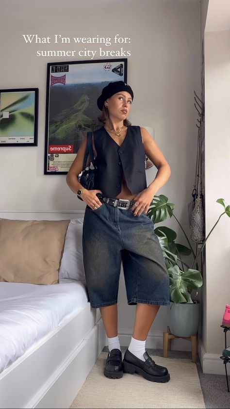 Loafers Retro Outfit, Modest Jorts Outfit, Bershka Jorts Outfit, Loafers With Jorts, Outfit Mocassin, Gorpcore Summer Outfit, Baggy Jean Shorts Outfit, Loafers For Women Outfit Summer, Baggy Jorts Outfit Idea