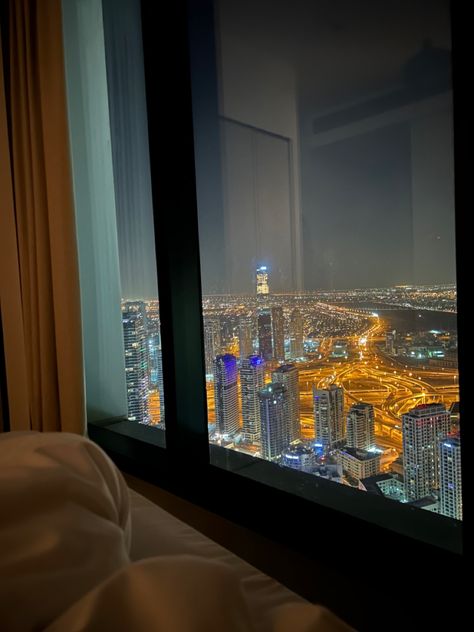 Dubai Hotel Room Snapchat Story, Dubai Room View, Dubai Night View, Dubai Hotel Room, Dubai Night Life, Window View Night, Dubai At Night, Dubai Night, Dubai Nightlife