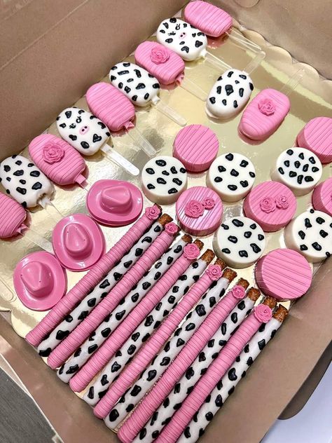 Disco Cowgirl First Birthday Cake, First Rodeo Birthday Treats, First Rodeo Cake Pops, First Rodeo Treats, Rodeo Snacks, Cowgirl Treats, Cheap Baby Shower Food Ideas, Amelia Nursery, Preppy Baking