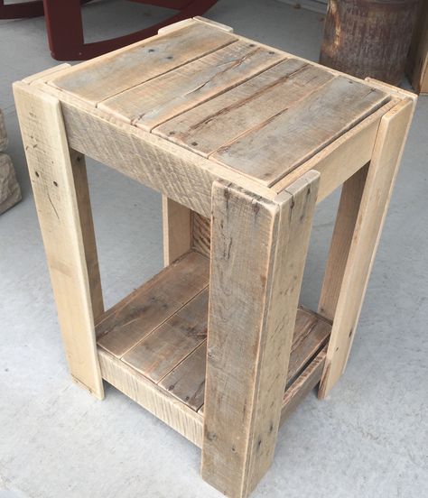 Simple Pallet Furniture, Pallet Wood Night Stand, Pallet Nightstand Diy, Diy Pallet Nightstand, Simple Pallet Projects, Pallet Nightstand, Pallet Night Stands, Pallet Wood Table, Wooden Pallet Ideas