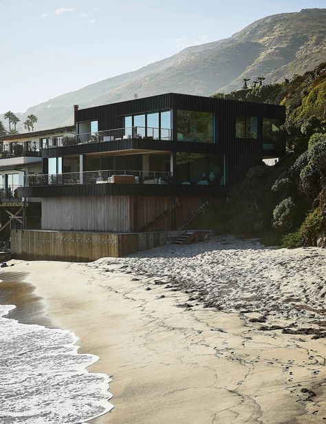 Malibu Beach House Exterior, Malibu Homes Exterior, Malibu House Beach, Malibu Homes Interiors, Malibu House, Malibu Homes, Beach House Aesthetic, California Beach House, Malibu Beach House