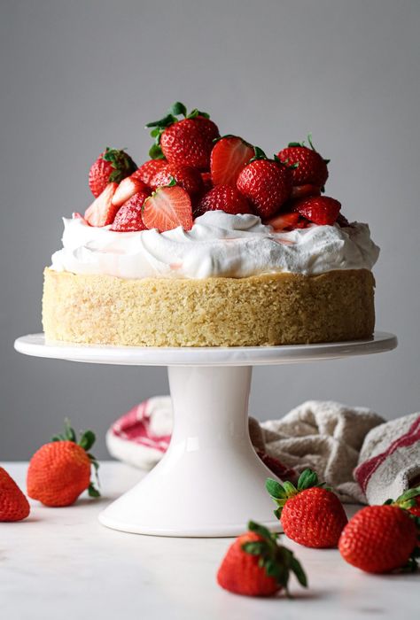 Bolo Paris, Strawberry Cake Recipe, Simple Eating, Shortcake Cake, Strawberry Shortcake Cake, Moist Vanilla Cake, Shortcake Recipe, Strawberry Cake Recipes, Dessert Photography