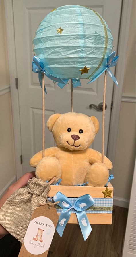 Cute teddy bear and hot air balloon theme party table decoration for a boy baby shower. Teddy Bear Baby Shower Balloon Centerpiece, Teddy Bear Hot Air Balloon Theme, Air Balloon Theme Party, Hot Air Balloon Theme Party, Balloon Theme Party, Bear Hot Air Balloon, Hot Air Balloon Theme, Party Centerpieces Diy, Balloon Baby Shower Centerpieces