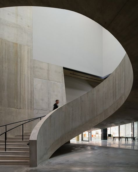 Tate Modern Switch House by Herzog & de Meuron opens Tate Modern London, Concrete Staircase, Interior Design Minimalist, Interior Staircase, Concrete Walls, Concrete Stairs, Stairs Architecture, London Architecture, Interior Stairs