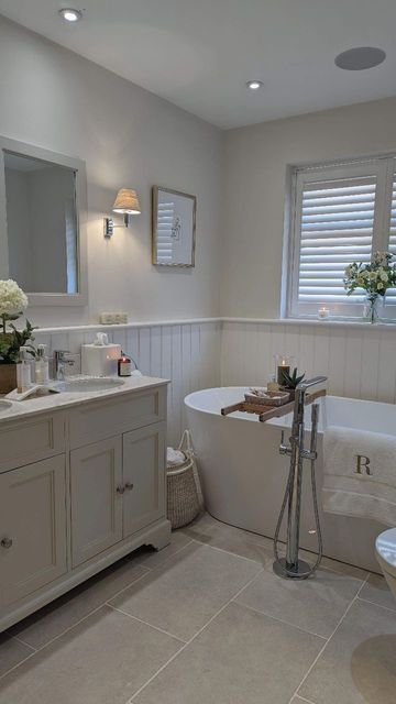 Bathroom Shutter Ideas, Main Bathroom Ideas, Bathrooms Luxury, Beige Bathroom, Bathroom Redesign, Country Bathroom, Bathroom Design Decor, Bathroom Inspiration Decor, Upstairs Bathrooms