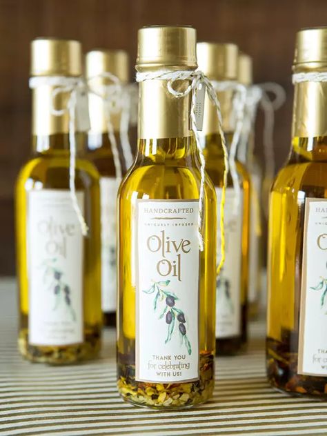 Learn How Easy it is to Infuse Your Own Olive Oil as Gifts! Oil Wedding Favors, Infused Oil Recipes, Olive Oil Wedding Favors, Deli Ideas, Olive Oil Favors, Italian Night, Canned Foods, Flavored Olive Oil, Creative Wedding Favors