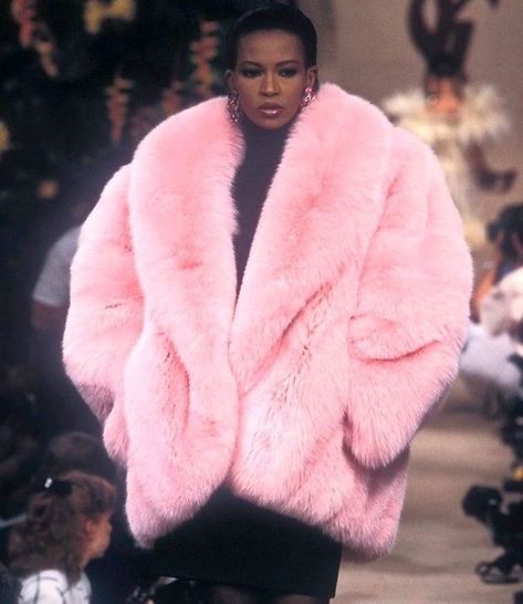 #ysl #1987 #furcoat #pink Pink Fur Coat, Yves Saint Laurent Couture, Pink Fur, Claudia Schiffer, 1980s Fashion, Saint Laurent Paris, Naomi Campbell, Fur Fashion, Kate Moss