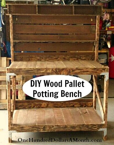 Like the small cubbies on top and what looks like a small narrow shelf on the back. Potting Benches Diy, Potting Bench Ideas, Pallet Potting Bench, Diy Potting Bench, Potting Station, Diy Bank, Diy Wood Pallet, Diy Wood Bench, Potting Tables