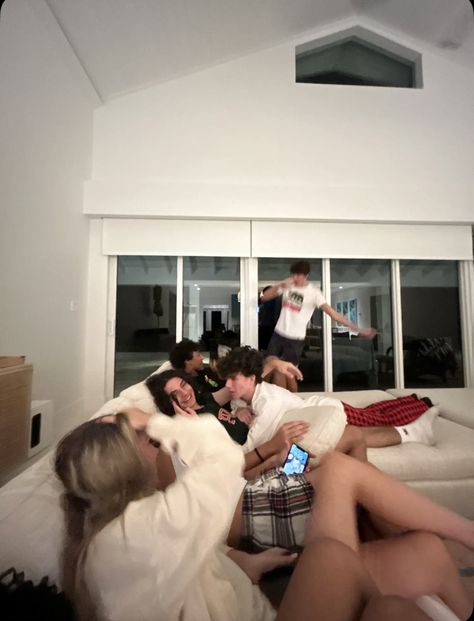 Friends Living Together House, Big Friend Group Sleepover, Friend Group Cuddling, Big Sleepover Aesthetic, Friend Group Movie Night, Basement Party Room, Friends Photography Group Of, Friend Group Sleepover, Friends On Couch